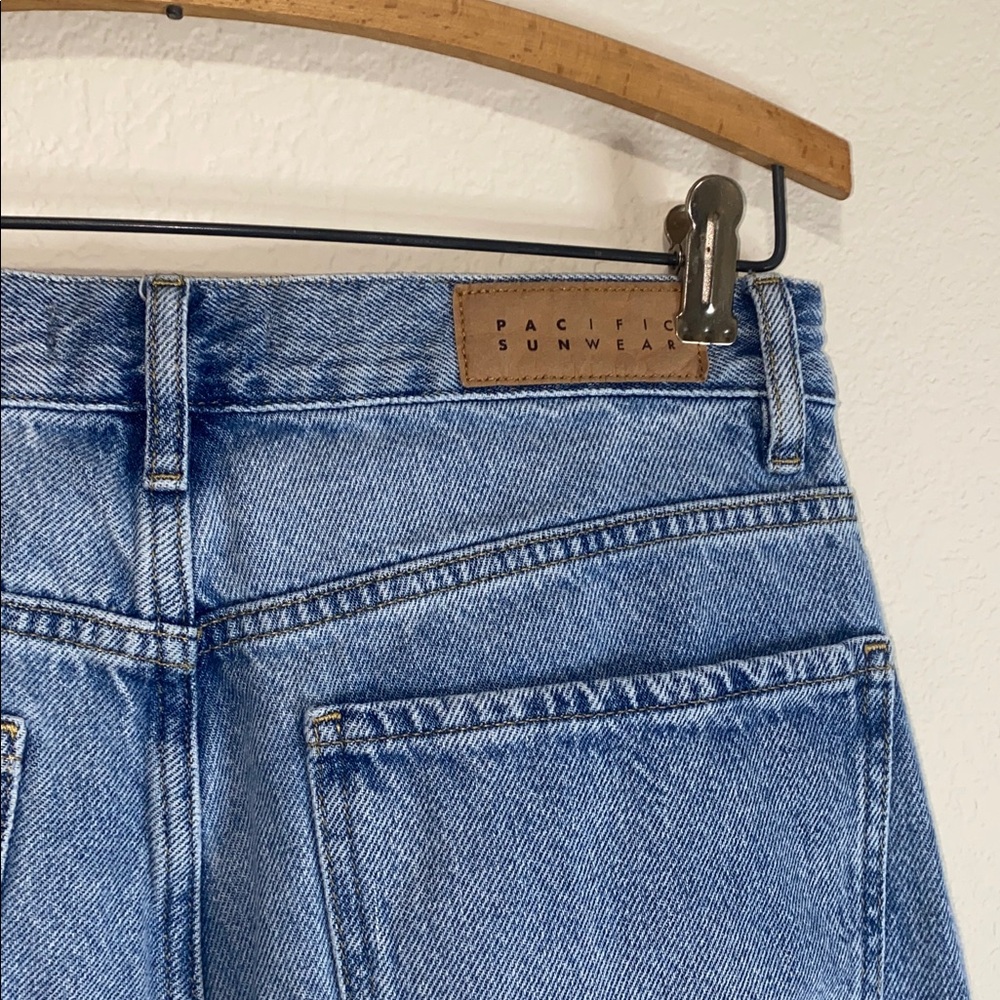 🛍️PacSun Women’s ‘Dad Jeans’ in the shade Medium Indigo! - Picture 3 of 12